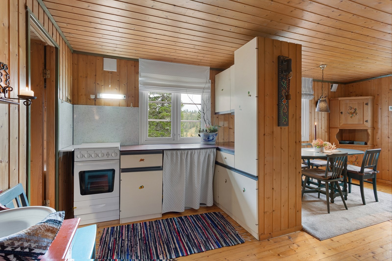 Kjøkkenet har innredning med glatte fronter. Benkeplaten er av laminat. Det er gasskomfyr. Det er naturlig avtrekk fra kjøkken. Galleribilde