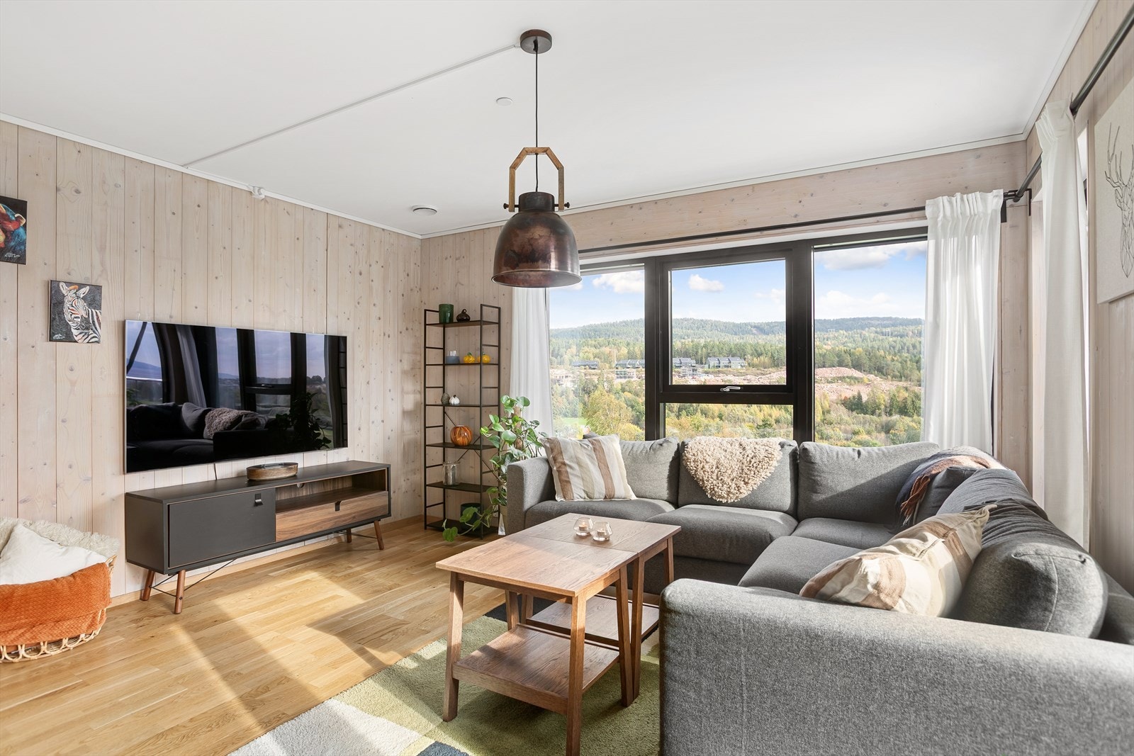 Stuen har store vindusflater som bidrar til godt med naturlig lys og fantastisk utsikt fra stuen Galleribilde