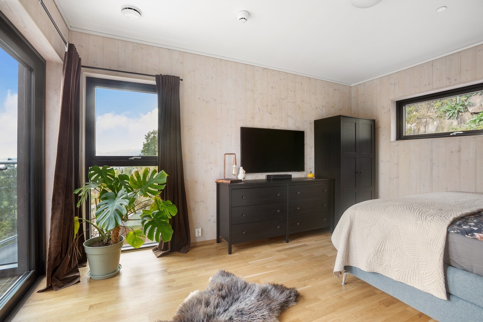 Videre er det god plass for skap eller kommode til oppbevaring Galleribilde