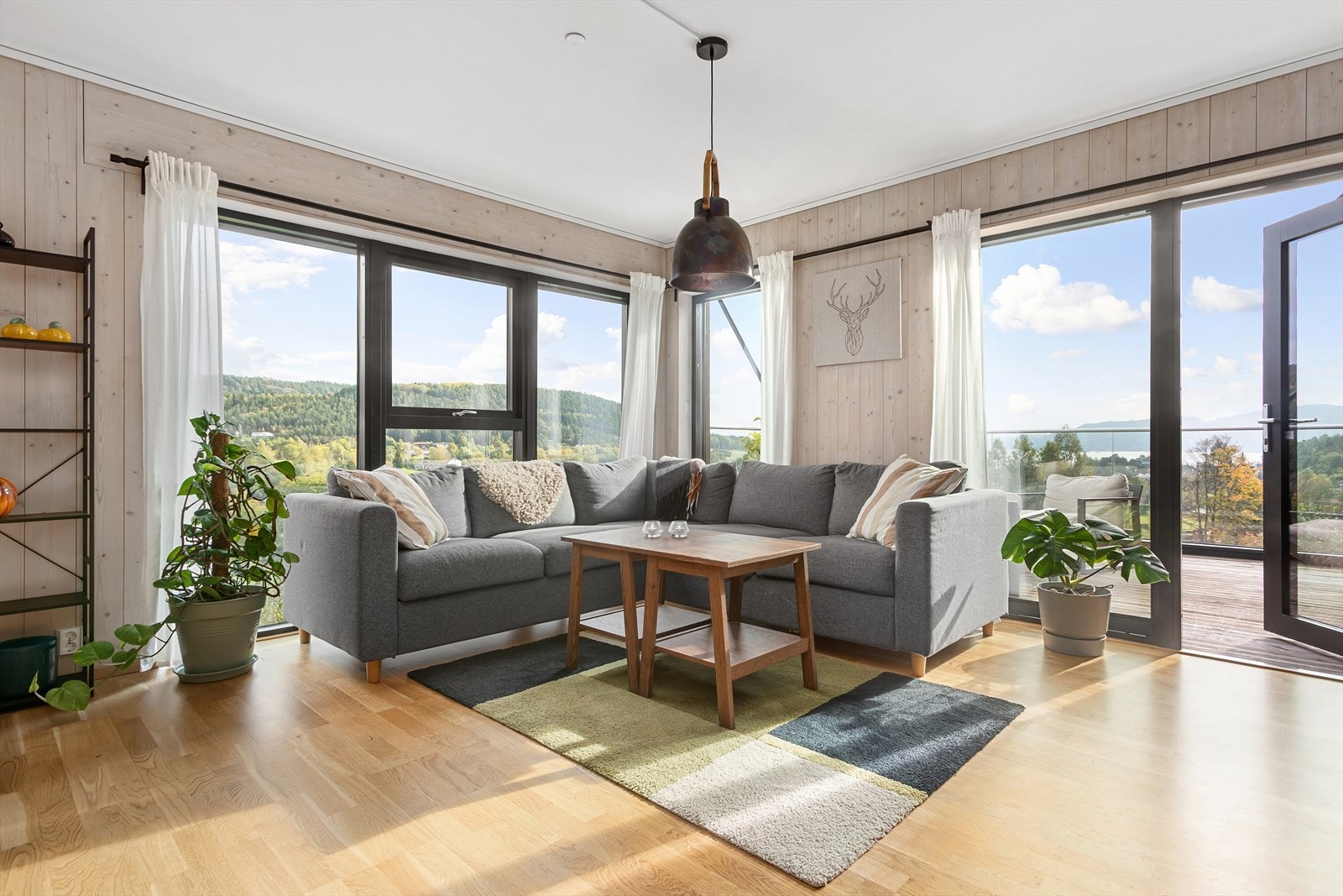 Leiligheten har også sitt eget preg med lys massivtre på vegger, som gir leiligheten et hjemmekoselig preg Galleribilde