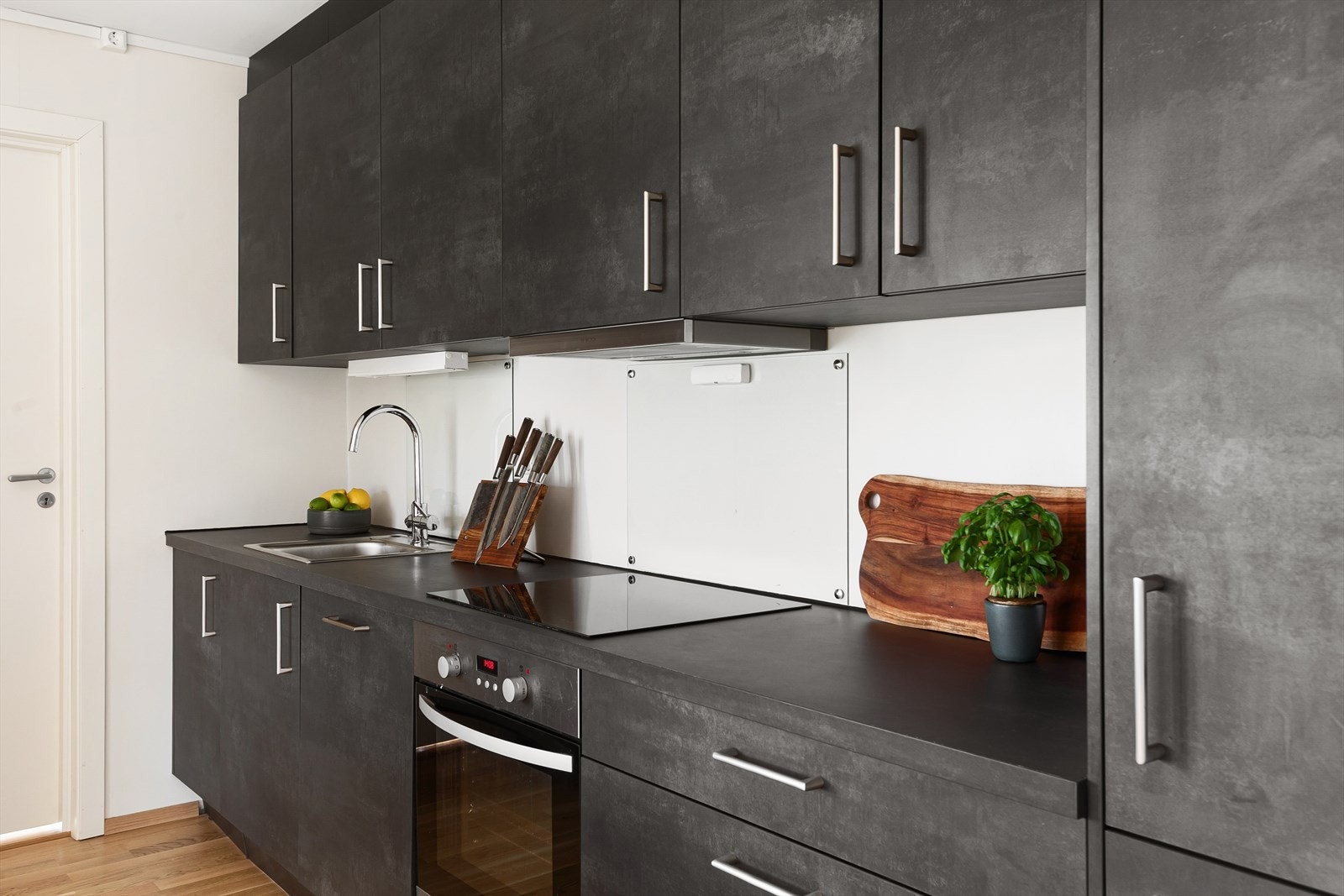 Kjøkkenet er utstyrt med integrert utstyr som stekeovn, platetopp, kjøl/fryseskap og oppvaskmaskin Galleribilde