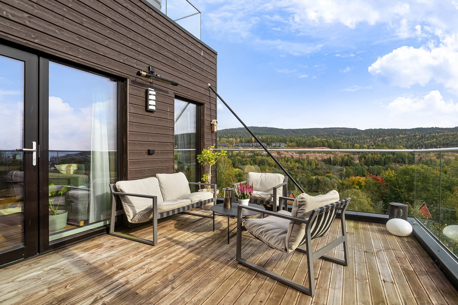 Leiligheten har en god planløsning, store vindusflater og moderne kjøkken Galleribilde