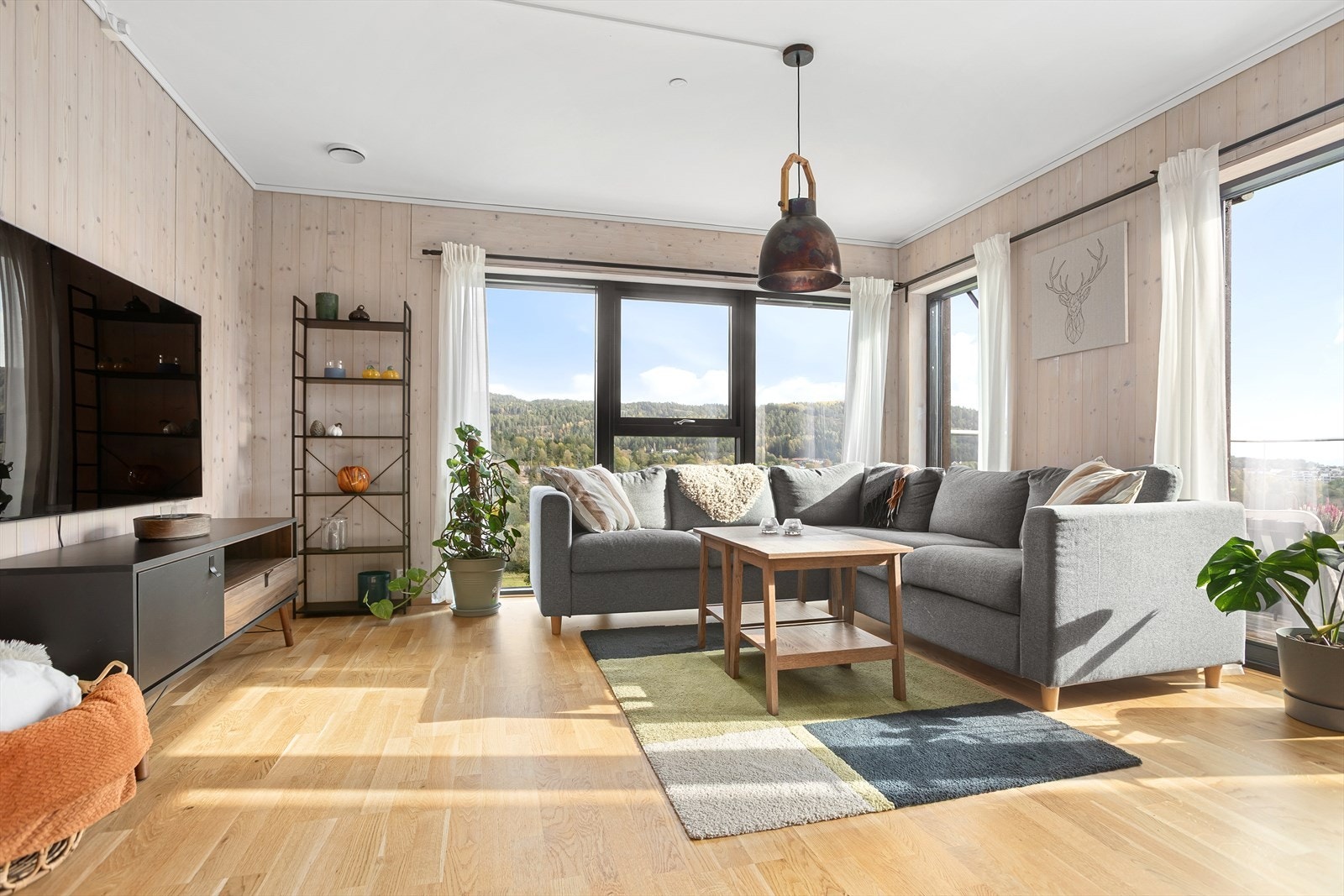 Leiligheten har en hyggelig stue som gir god plass for sofagruppe med tilhørende tv-møblement Galleribilde