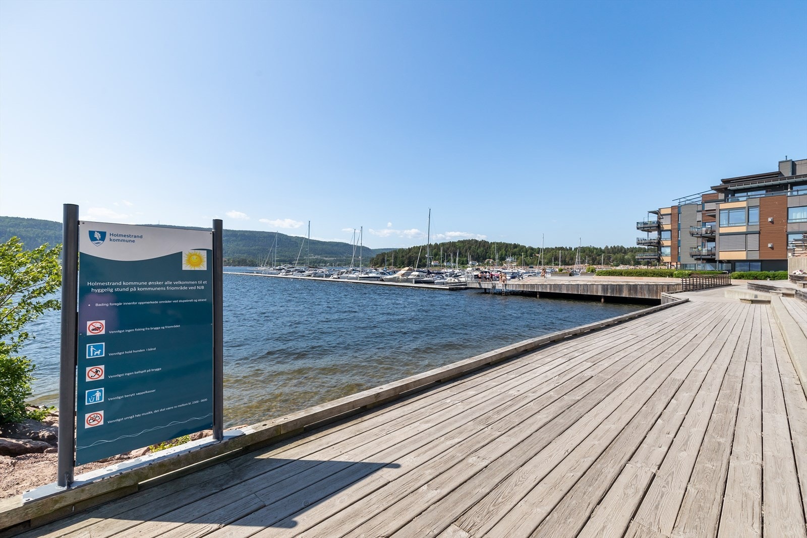 Kort vei til sjø med badeplass og brygge Galleribilde