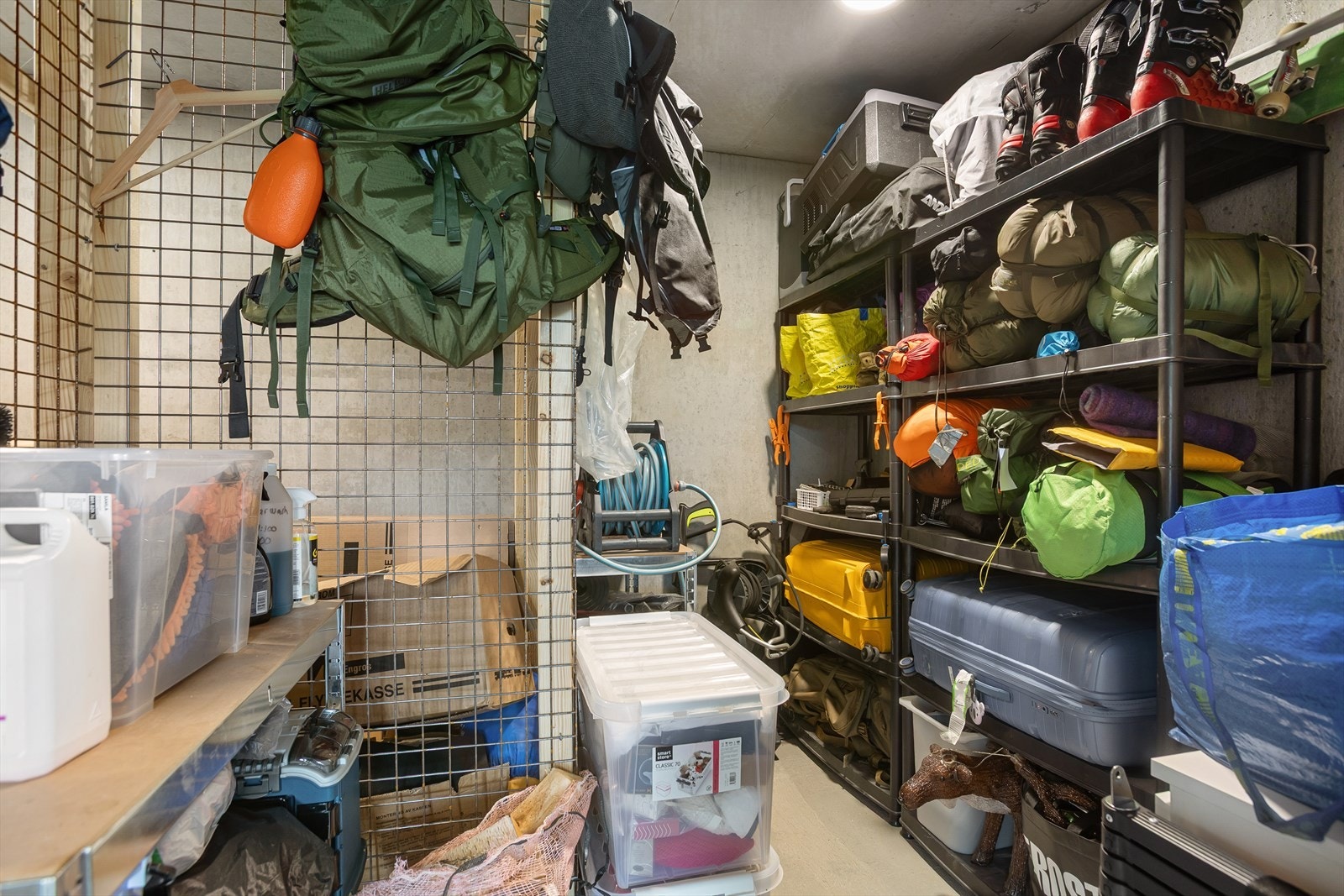 Det medfølger også bod i tilknytning til carport Galleribilde