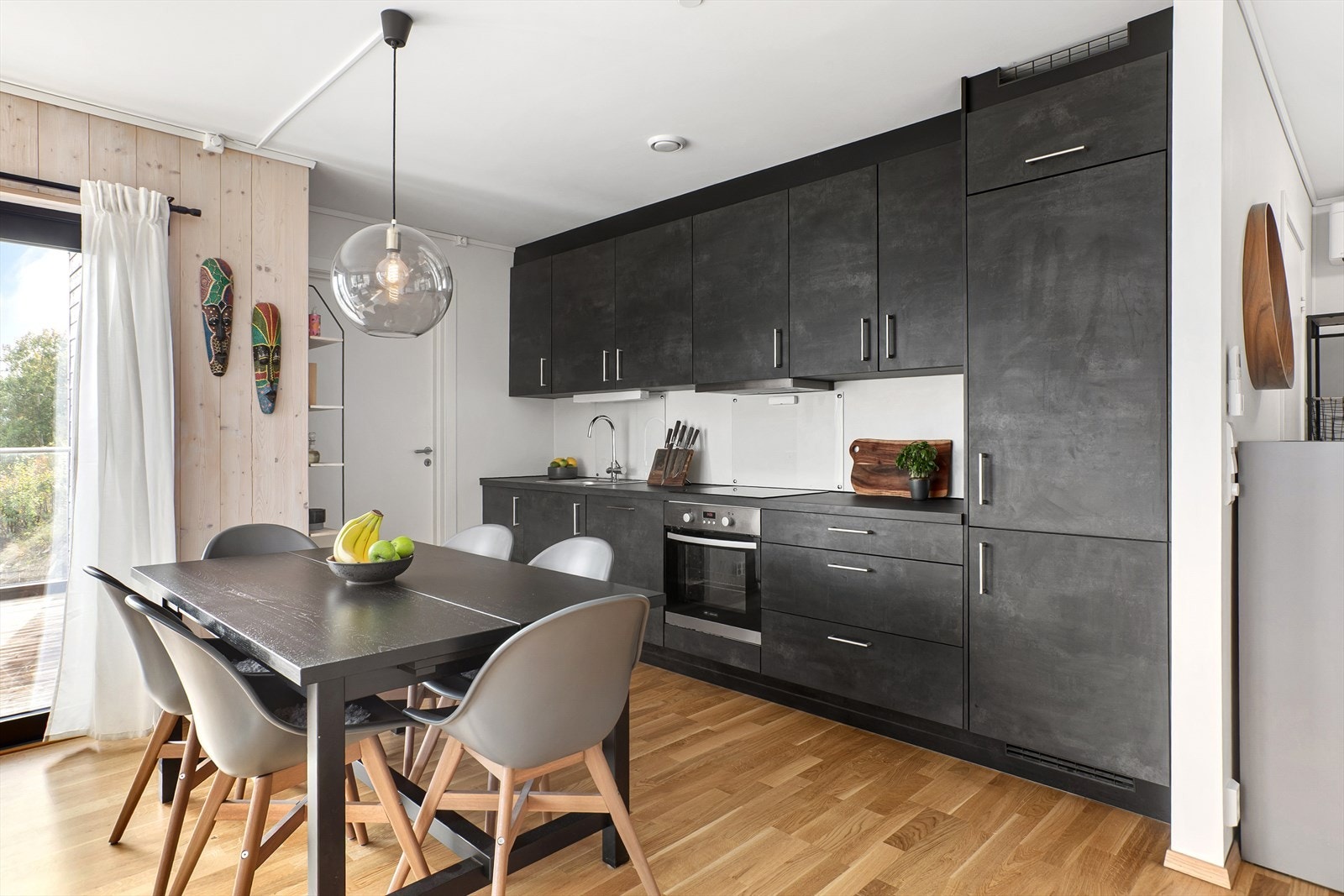 Pent og moderne kjøkken med glatte fronter og benkeplate i laminat Galleribilde