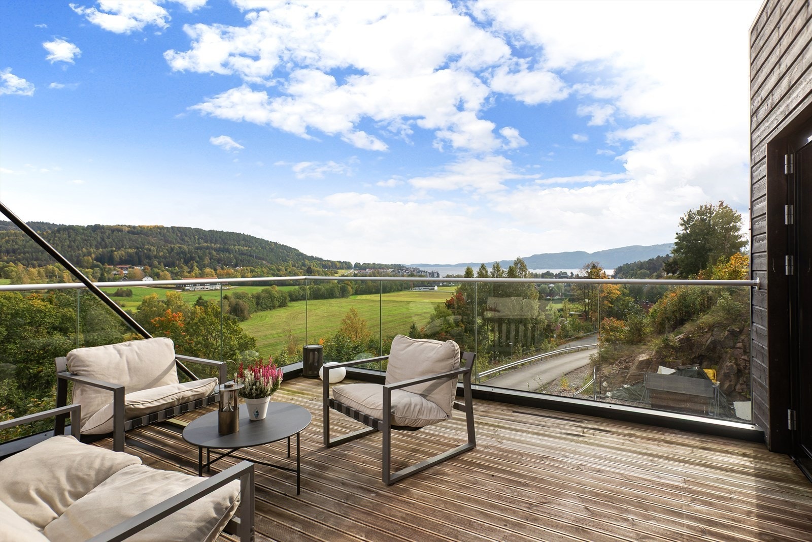 Adkomst til balkong på 15m2 med fin utsikt og gode solforhold Galleribilde