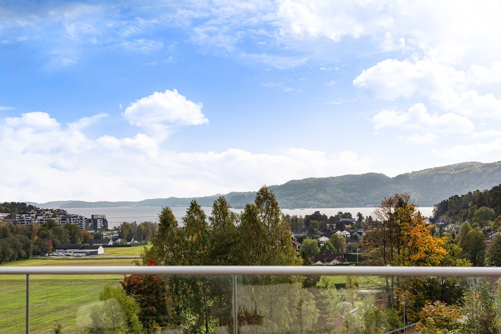 Dette er en nyere og flott 3-roms leilighet med balkong og fantastisk utsikt Galleribilde