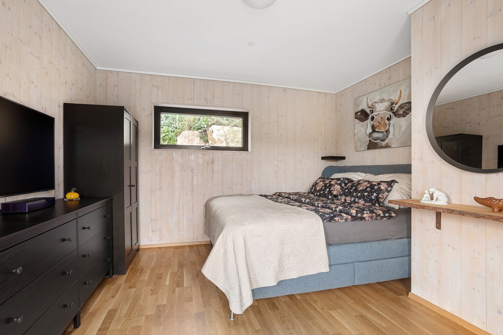 Hovedsoverommet er meget romslig med god plass til dobbeltseng og tilhørende nattbord Galleribilde