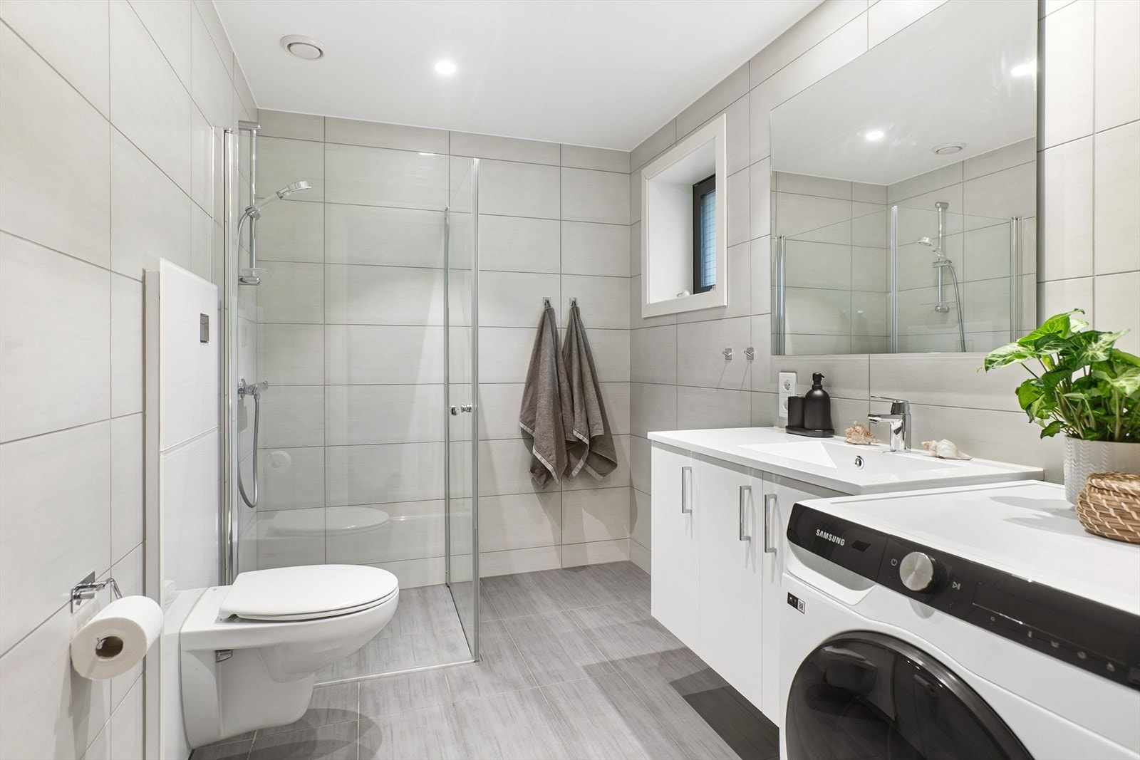 Pent flislagt bad med behagelig vannbåren varme i gulv Galleribilde