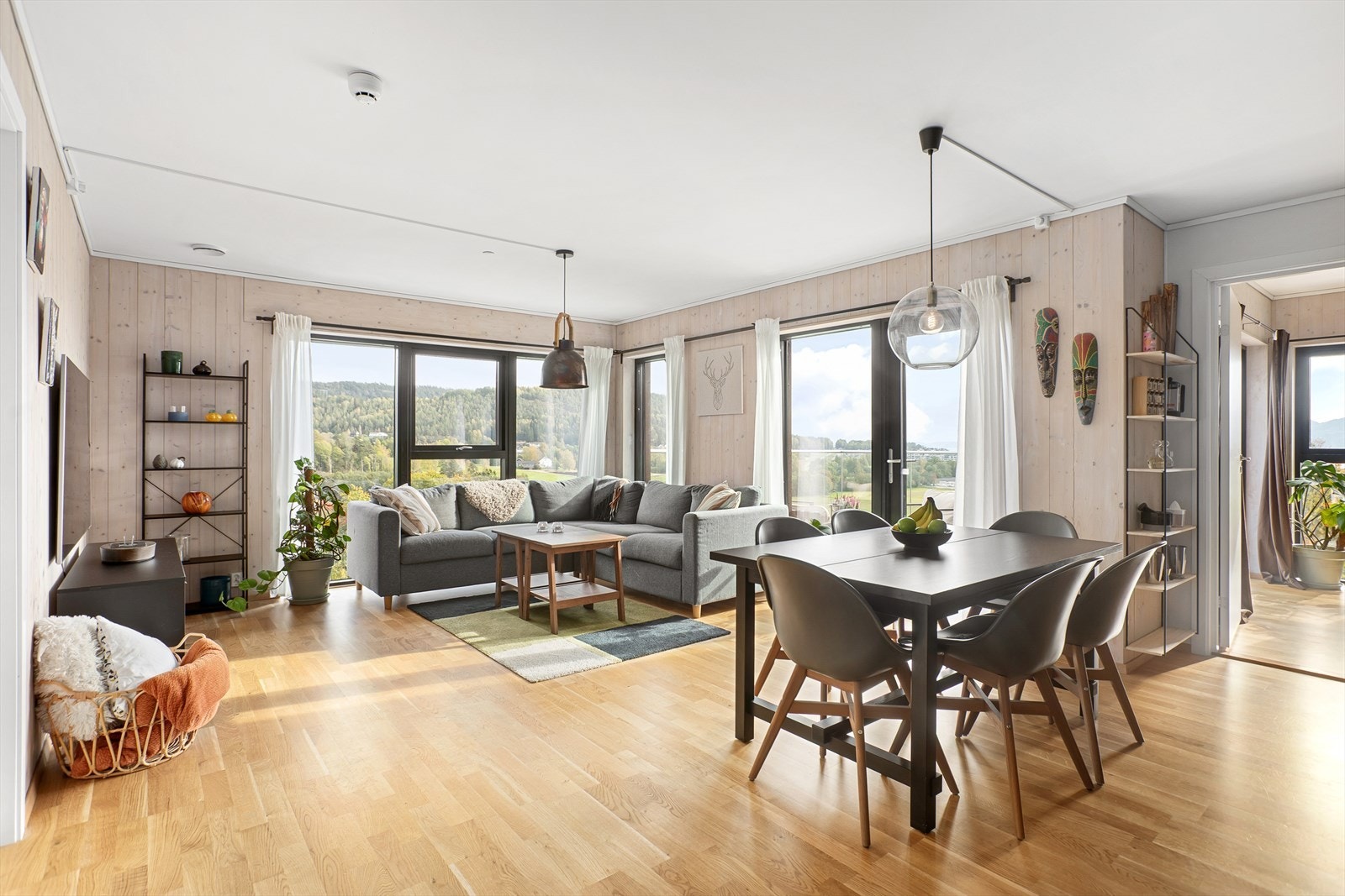 Leiligheten er beliggenhet i byggets 2. etasje og har carport med tilhørende bod Galleribilde