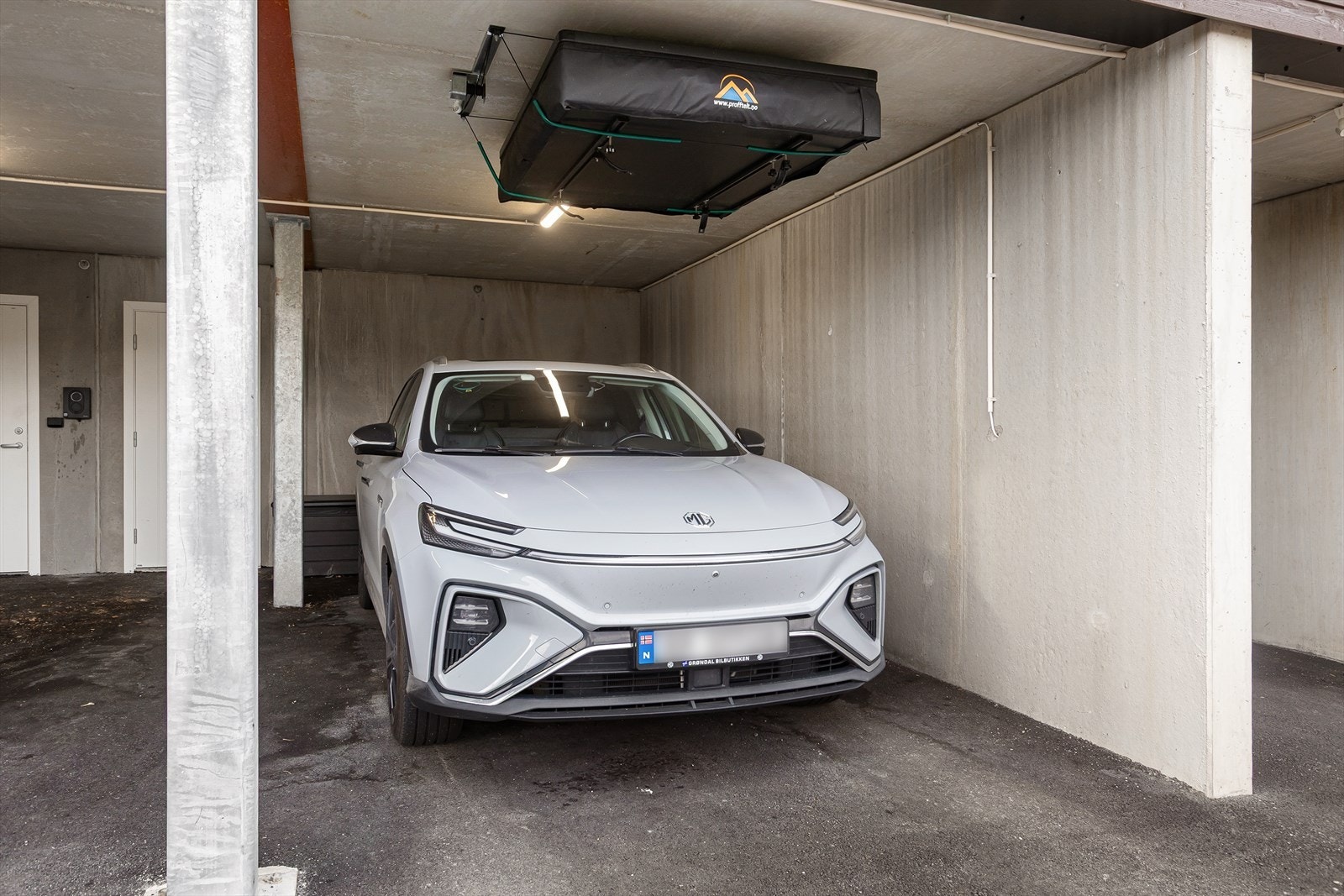 Praktisk med parkering i carport Galleribilde