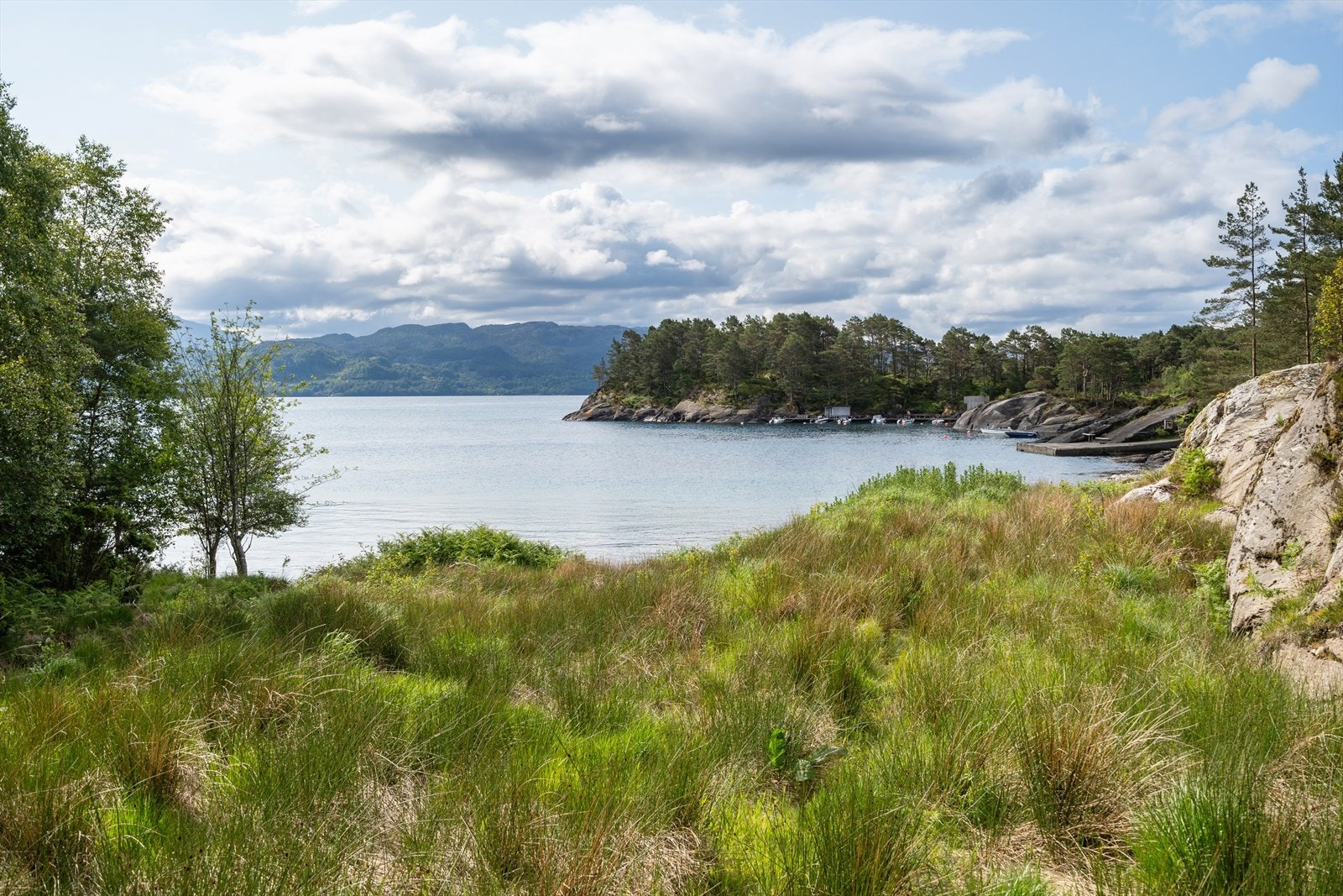 Med gode solforhold og utsikt over fjorden er dette et perfekt sted for rekreasjon og hytteliv året rundt. Galleribilde
