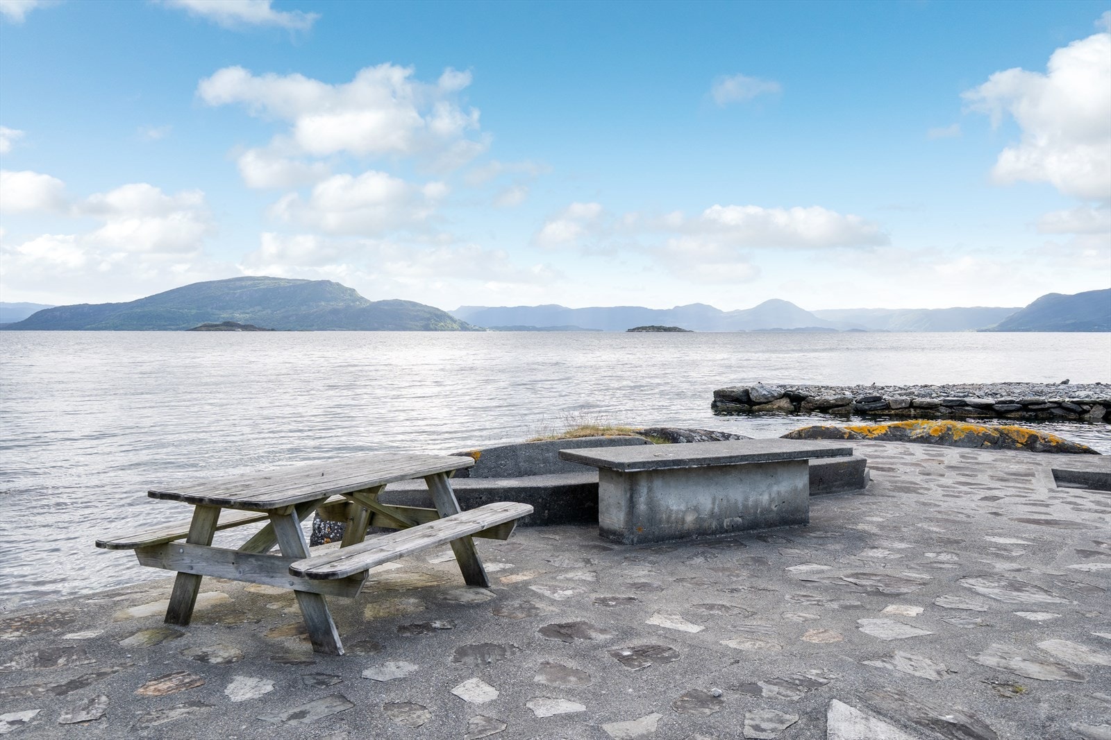 Her ligger du nydelig til mot innløpet til Ålfjorden og har umiddelbar tilgang til Hardangerfjorden. Herfra er et ypperlig utgangpunkt for båtturer og veldig gode fiskemuligheter. Galleribilde