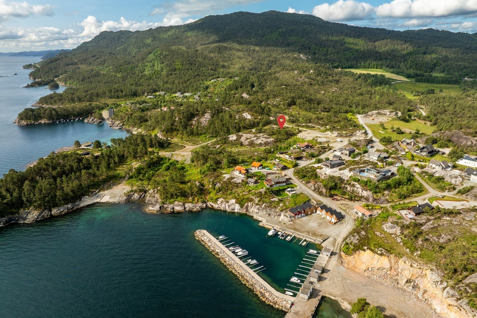 Feltet har en flott kombinasjon av sjø, natur og felles badeplass, og store friluftsområder tilgjengelig. Galleribilde