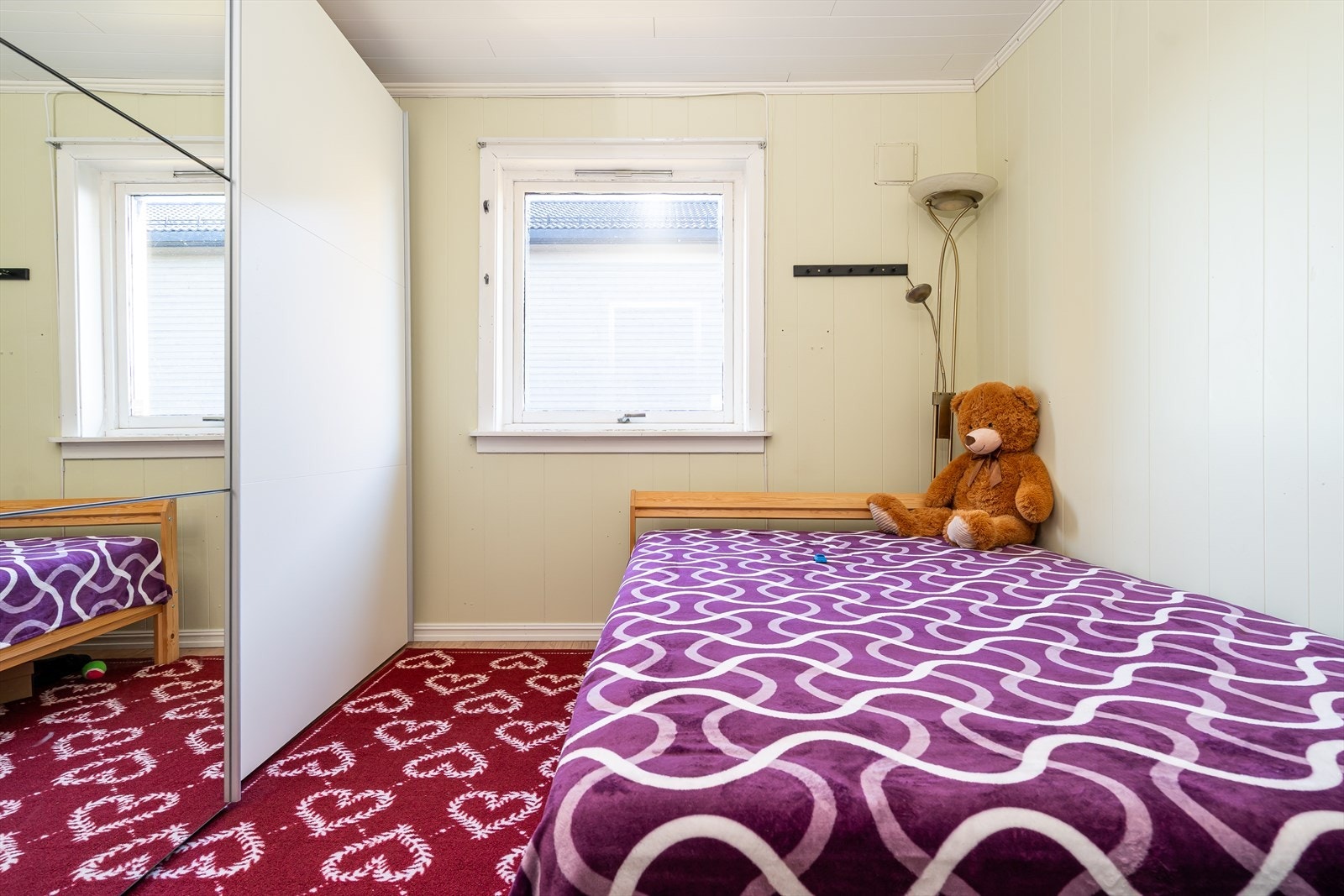 Soverom 2 er innredet med en skyvedørsgarderobe. Galleribilde