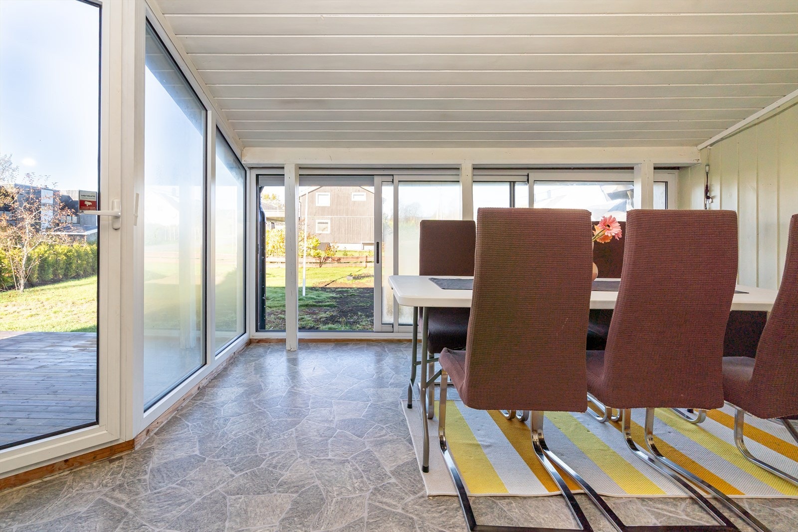 Vinterhagen er innglasset av store vinduer fra gulv til tak, samt skyvedører i glass som kan åpnes helt opp mot hagen. Galleribilde