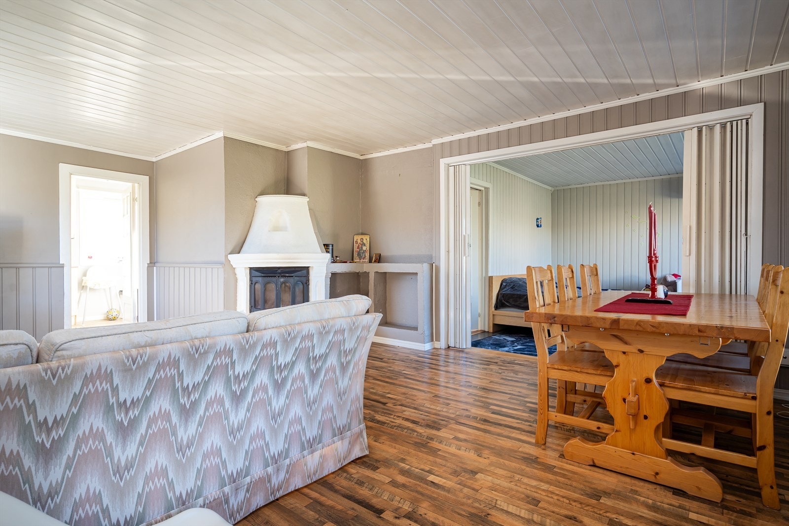 Boligen har en stor og todelt stue, adskilt via brede foldedører. Galleribilde