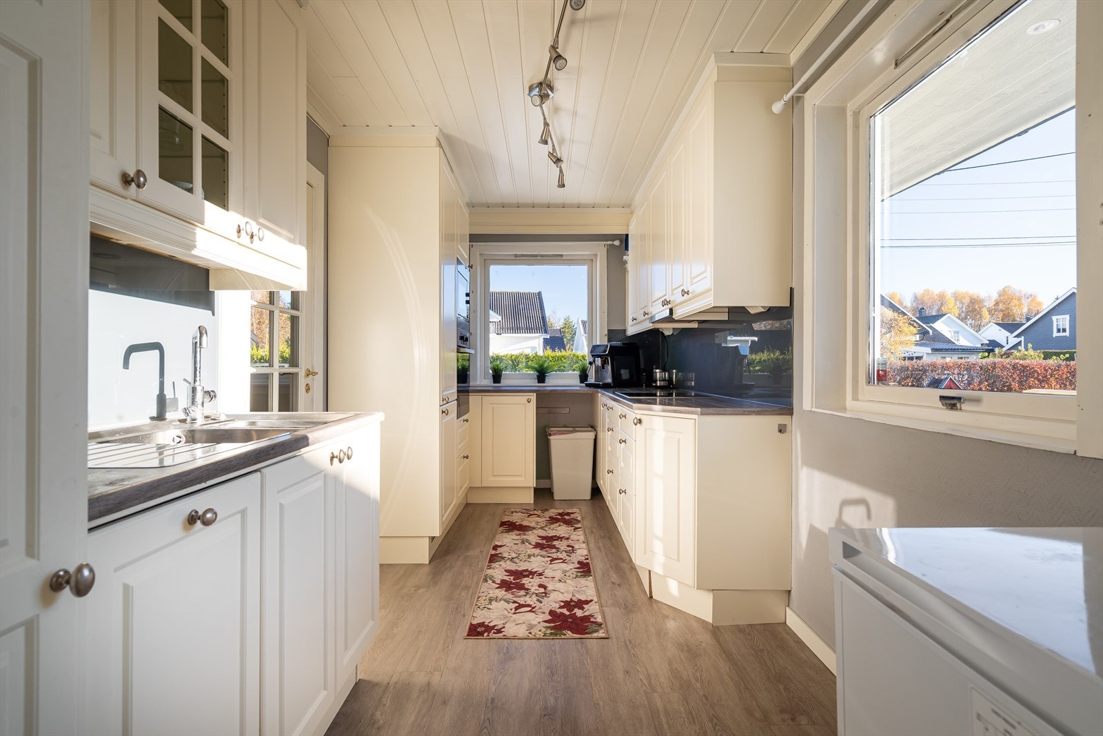 Rommet fremstår lyst og innbydende, med vinduer mot to himmelretninger. Galleribilde