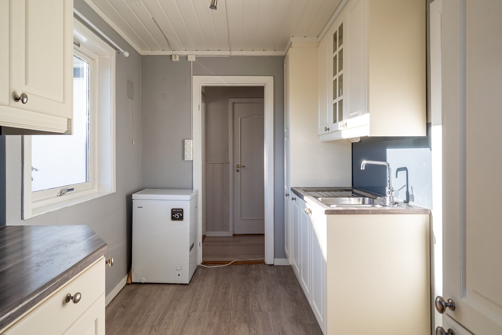 Kjøkkenet ligger i eget rom og har pen innredning med klassisk utførelse. Galleribilde