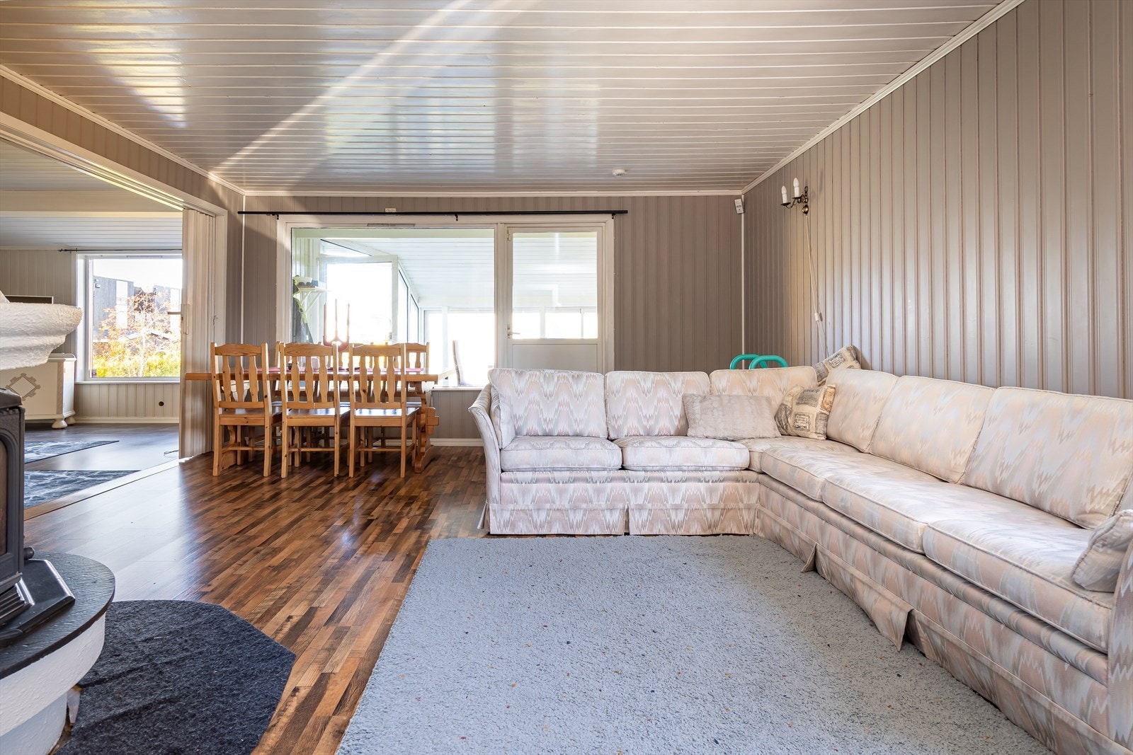 Hoveddelen er en koselig sone med plass til å samle både familie og venner rundt spisebordet. Galleribilde