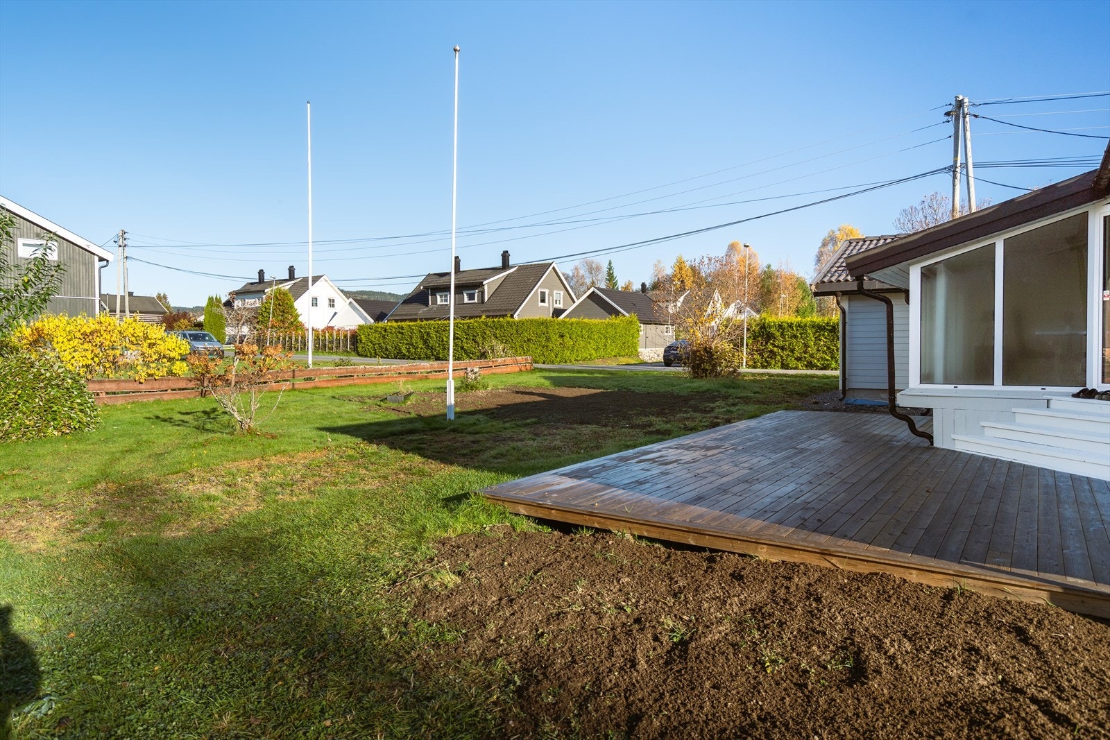 Tomten måler 922 kvm og er delvis omkranset av hekk, samt tregjerde. Galleribilde