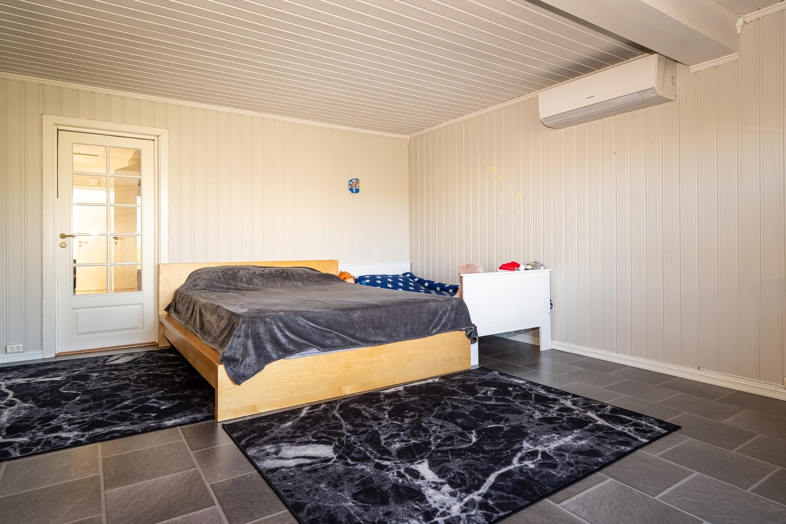 Fra entreen har du direkte inngang til stuen. Galleribilde