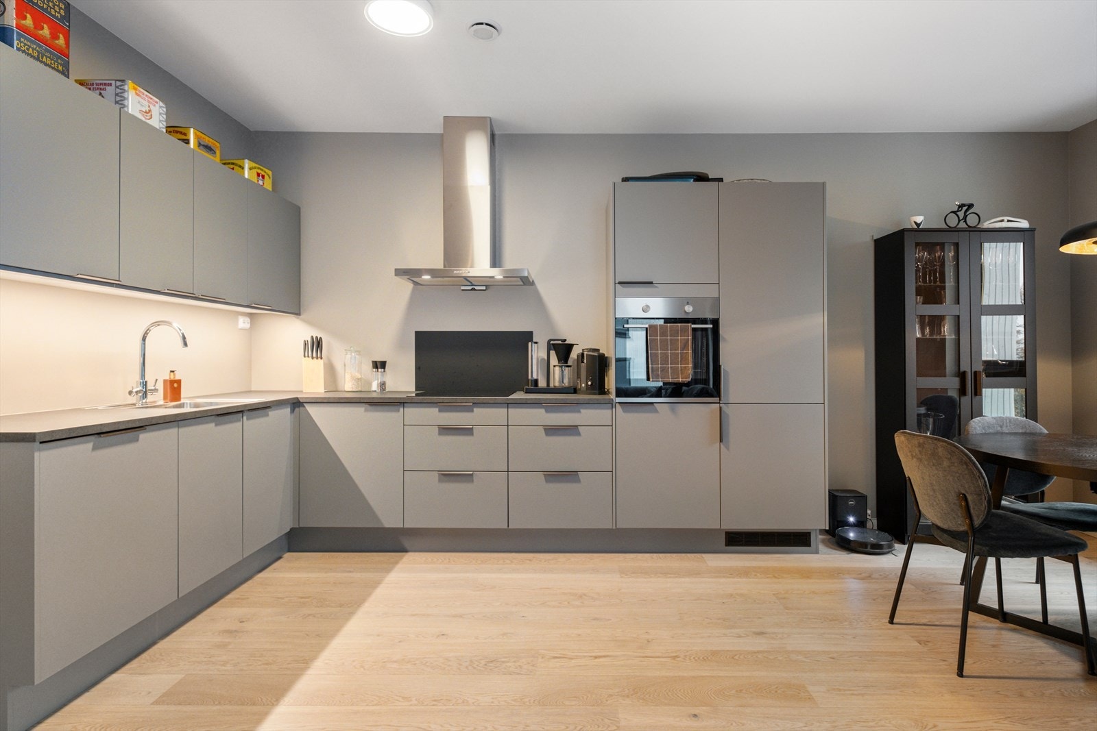 Kjøkkenet har en tiltalende innredning fra Sigdal og alle hvitevarer er integrerte Galleribilde