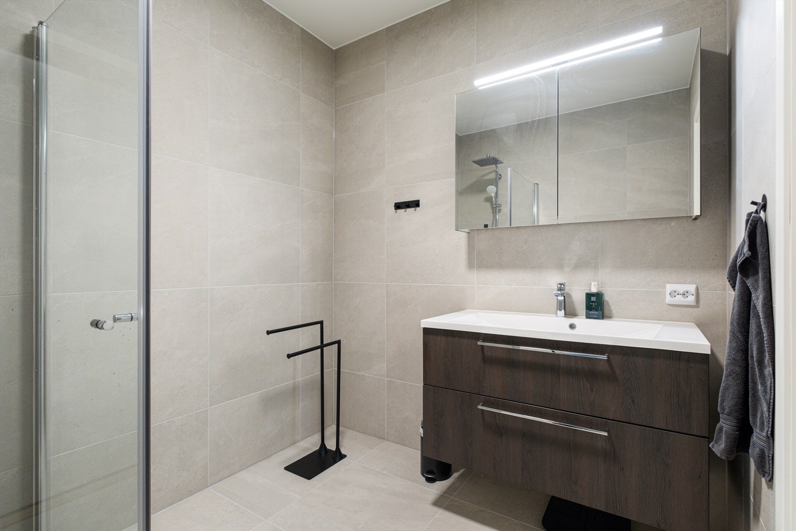 Badet er utstyrt med varmekabler i gulv, innredning m/servant, speilskap med lys - Galleribilde