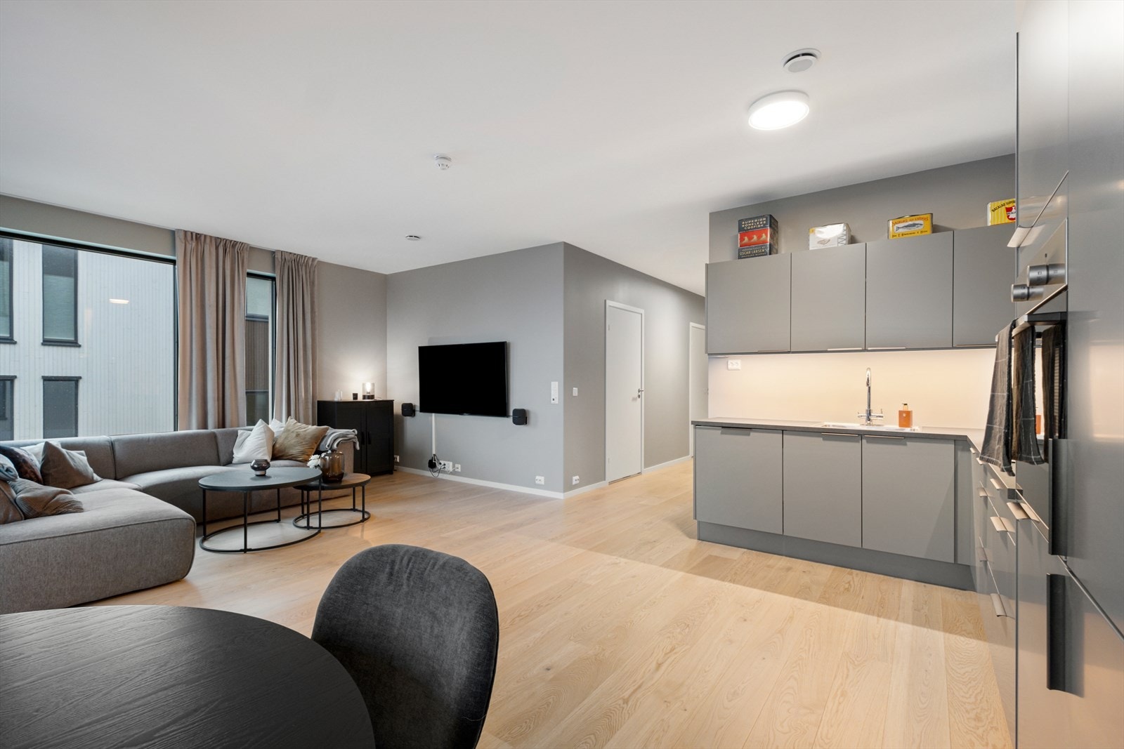 Åpen løsning mellom stue og kjøkken Galleribilde