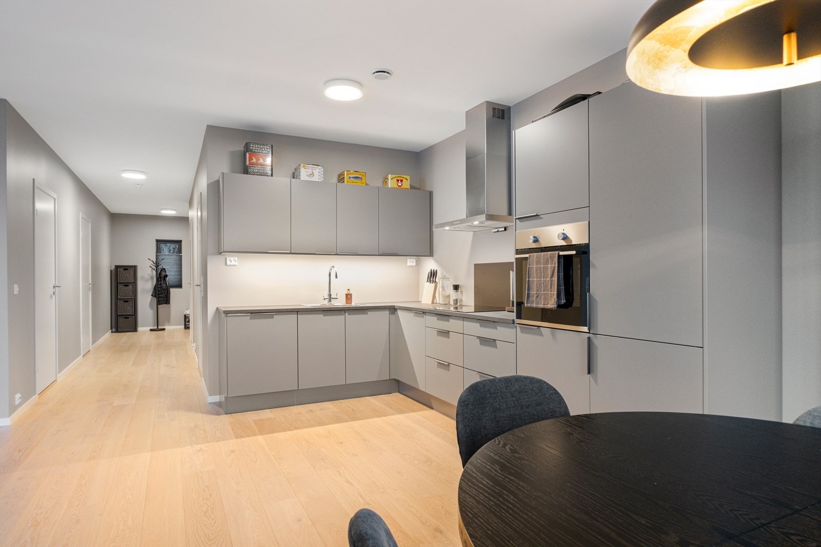 Stekeovn er praktisk plassert i høyden Galleribilde