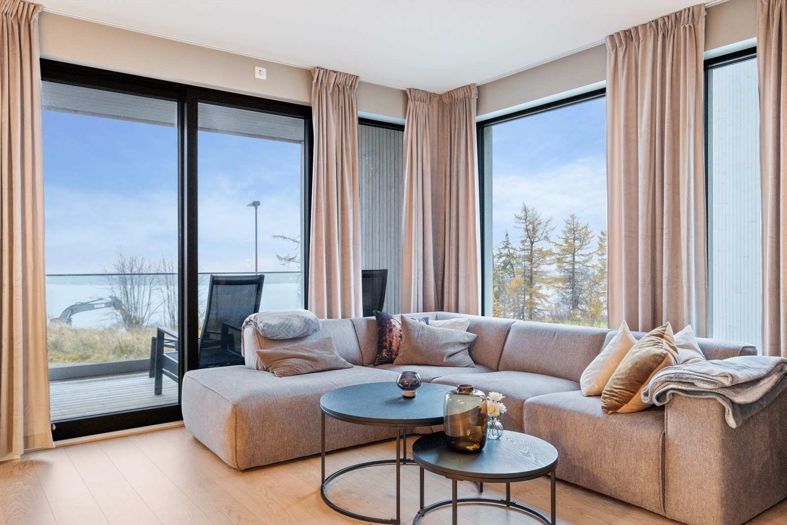 Fra stua har man utgang til en sydvendt veranda på ca 8 kvm Galleribilde