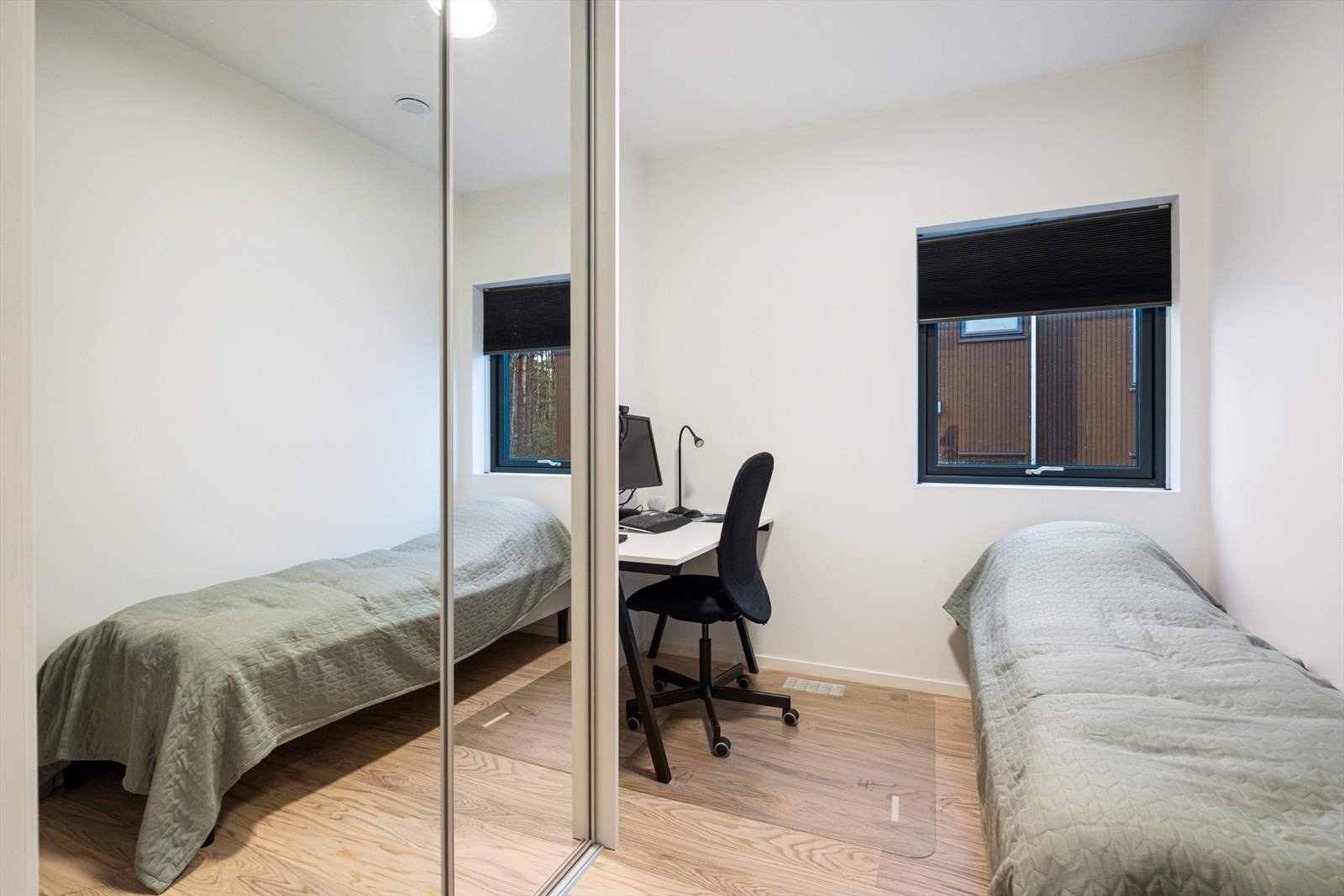 Fra soverom nr 2 - også her er det montert skyvedørsgarderobe med speildører Galleribilde