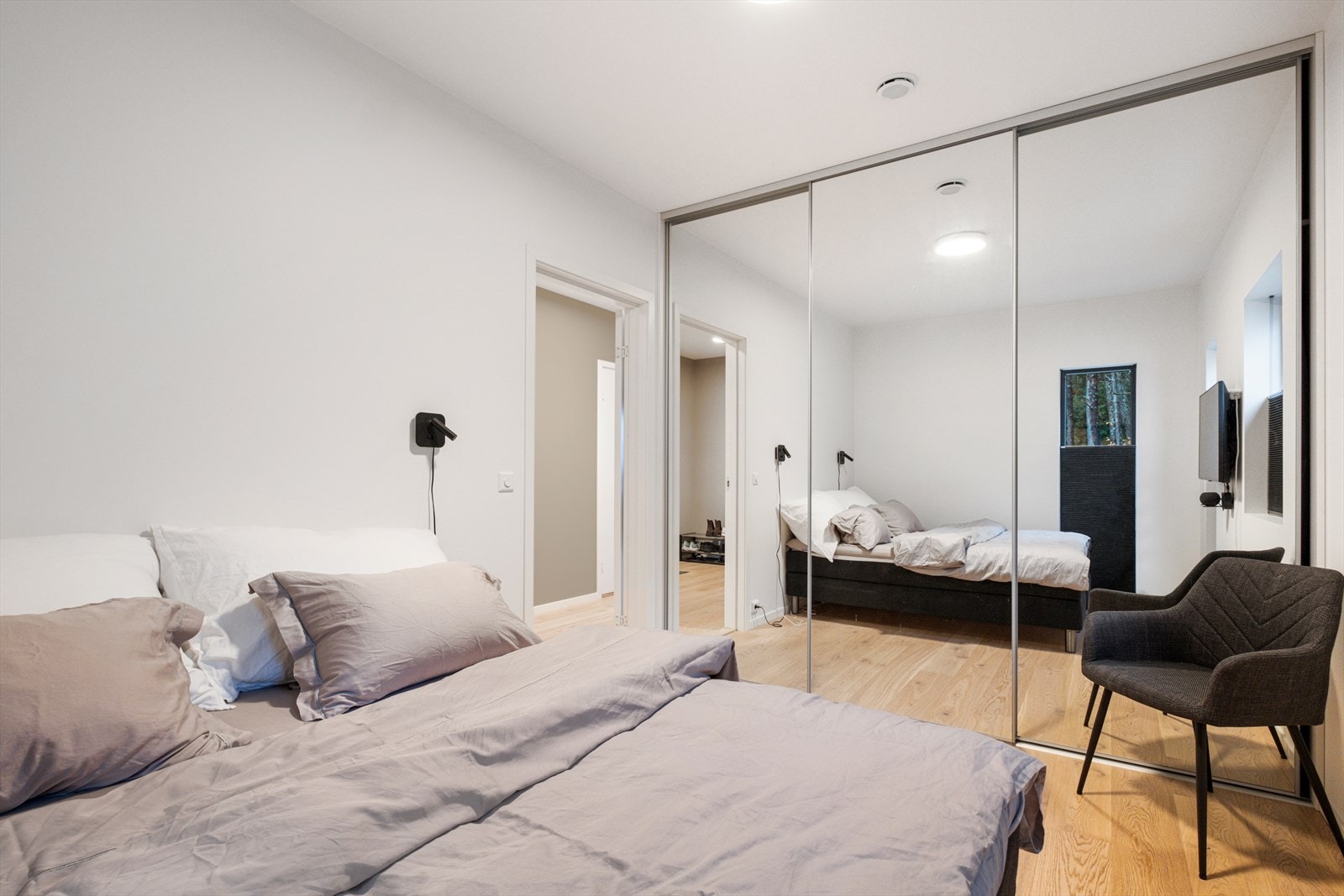 Leiligheten har 2 soverom - her fra hovedsoverom hvor det er montert en romslig skyvedørsgarderobe med speildører Galleribilde