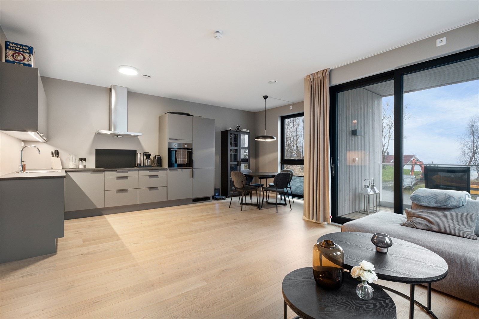 Det er grunnvarme i gulvet på stua og kjøkkenet Galleribilde