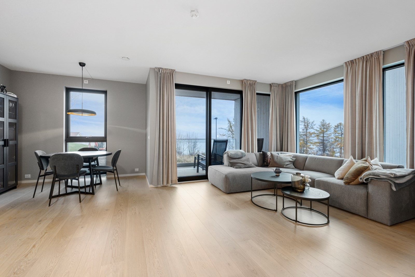 Stuen er romslig og har delikate overflater av 1-stavs eikeparkett på gulv samt malte veggflater og himling Galleribilde