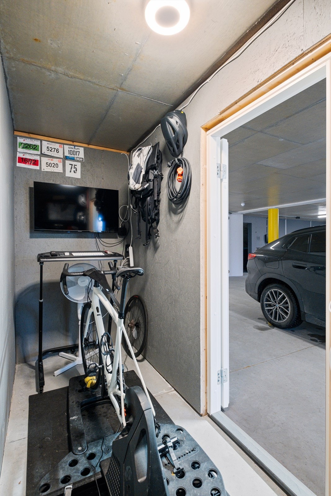 Leiligheten disponerer 2 p-plasser i parkeringskjeller samt en bod i tilknytning til p-plassene Galleribilde