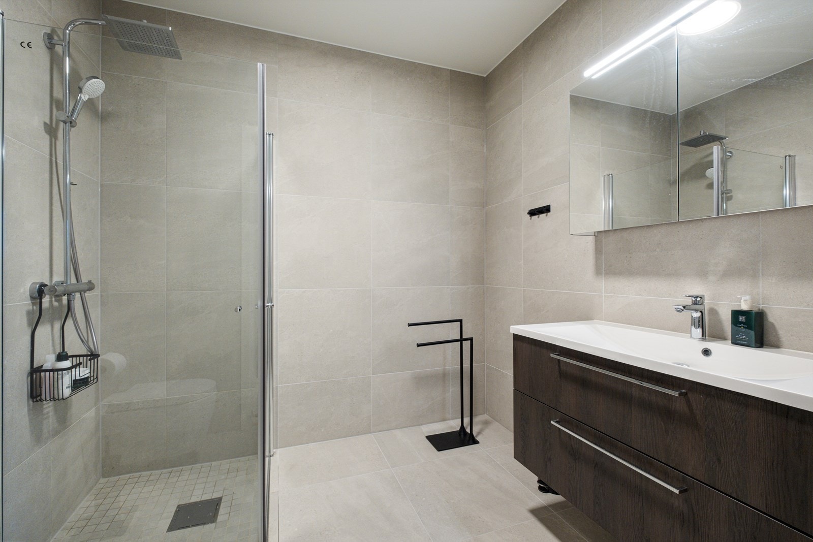 Badet er delikat og er helfliset med 60x60 flis - mosaikkfliser i i dusjsone Galleribilde