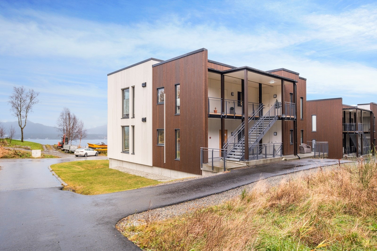 Fasade - til høyre i bildet hvor det står to stoler har leiligheten også en uteplass på ca 10 kvm Galleribilde