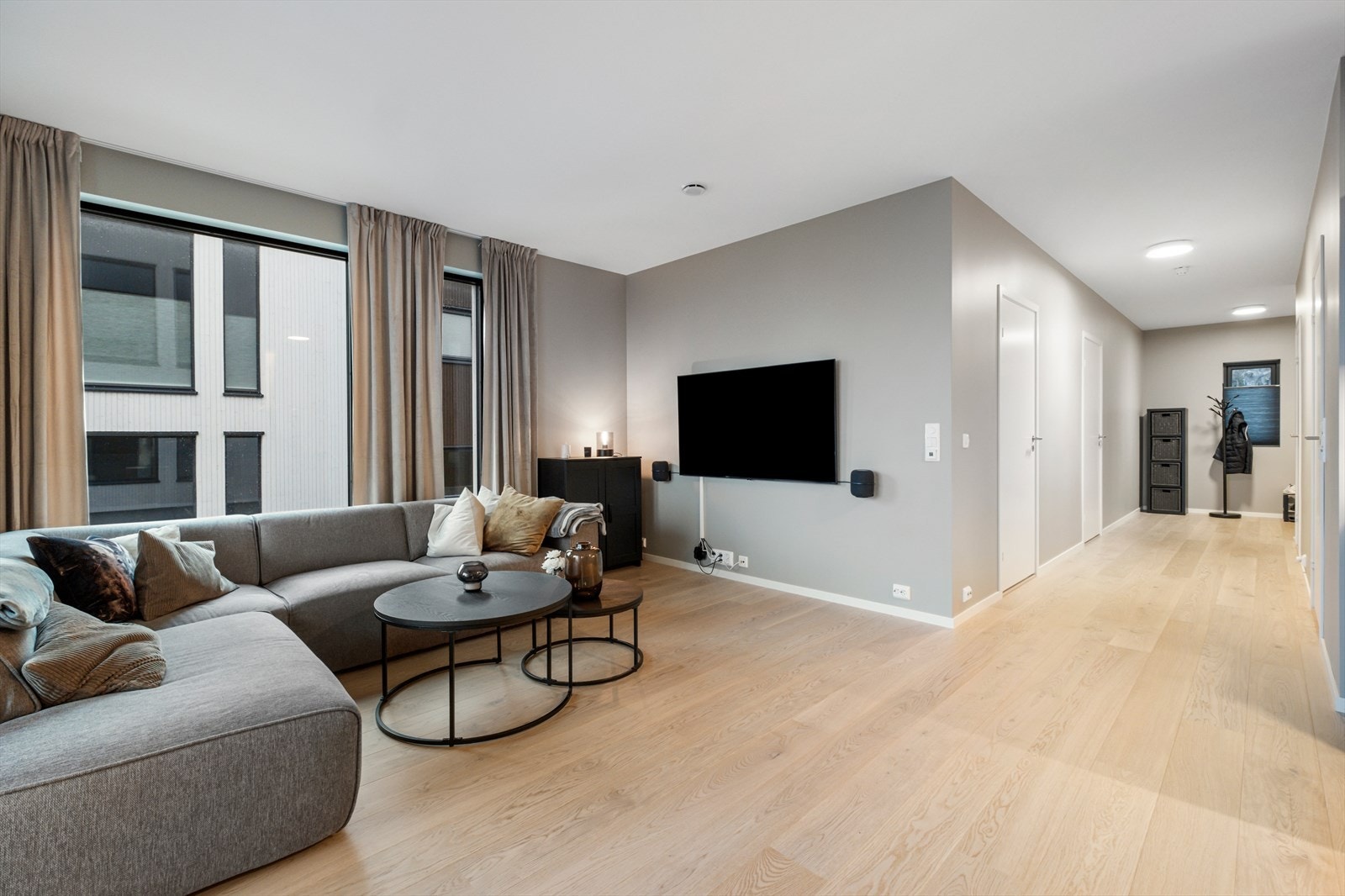 Leiligheten ble ferdigstilt i 2024 og har tidsriktig finish med listefrie overganger mellom vegg og himling Galleribilde