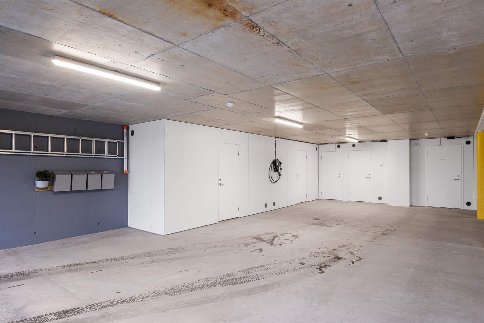 Fra p-kjeller - det er montert elbil-lader i tilknytning til p-plassene Galleribilde