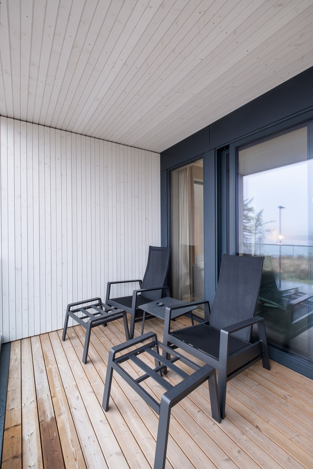 God plass til møblement på verandaen Galleribilde