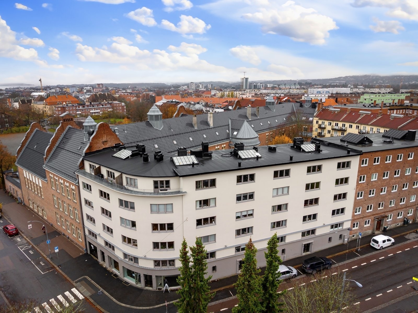 Bakgården er godt skjermet. Selskapet oppleves veldrevet med god vedlikeholdshistorikk. Galleribilde