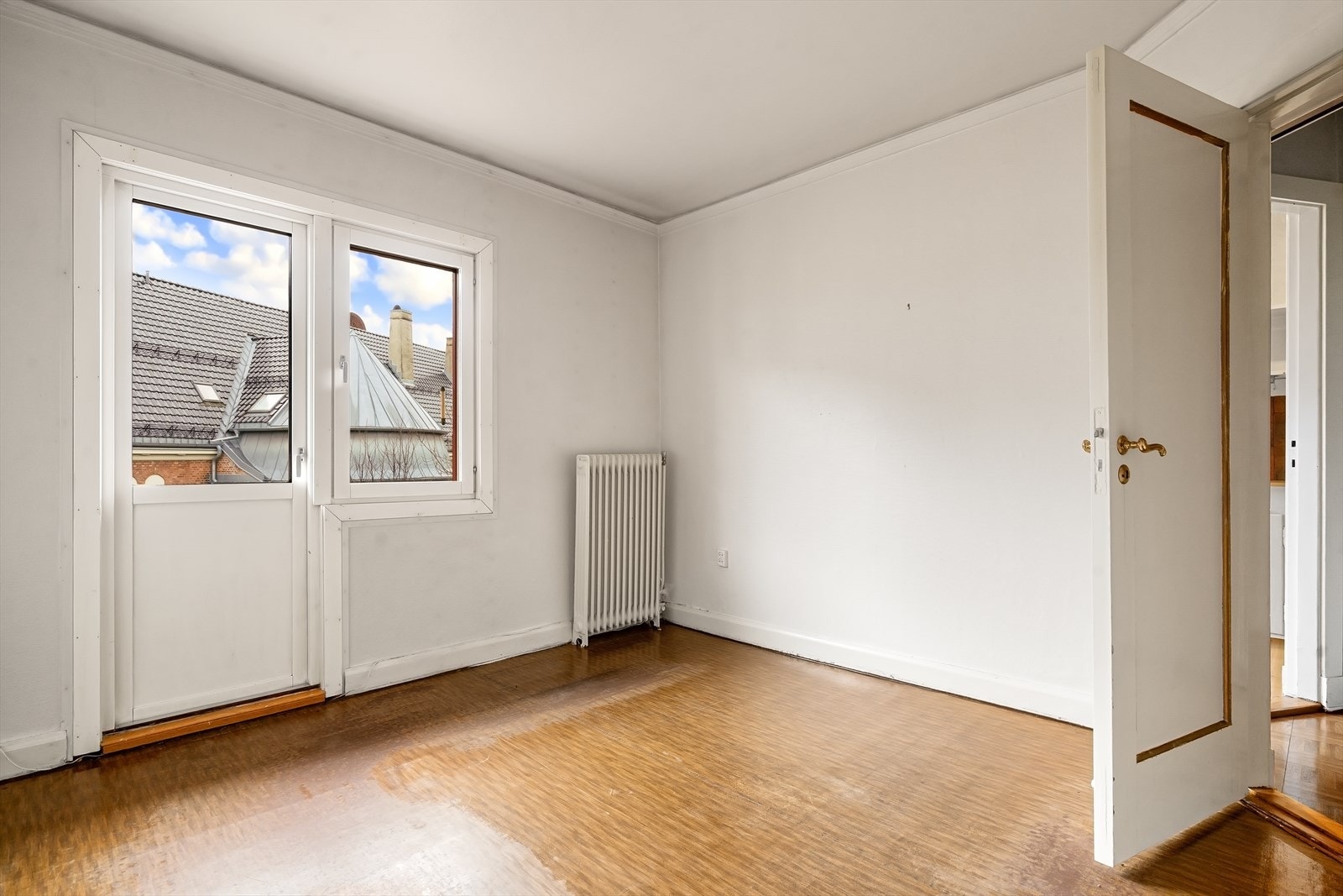 Lyst og luftig soverom med plass til både dobbeltseng og garderobe. Galleribilde