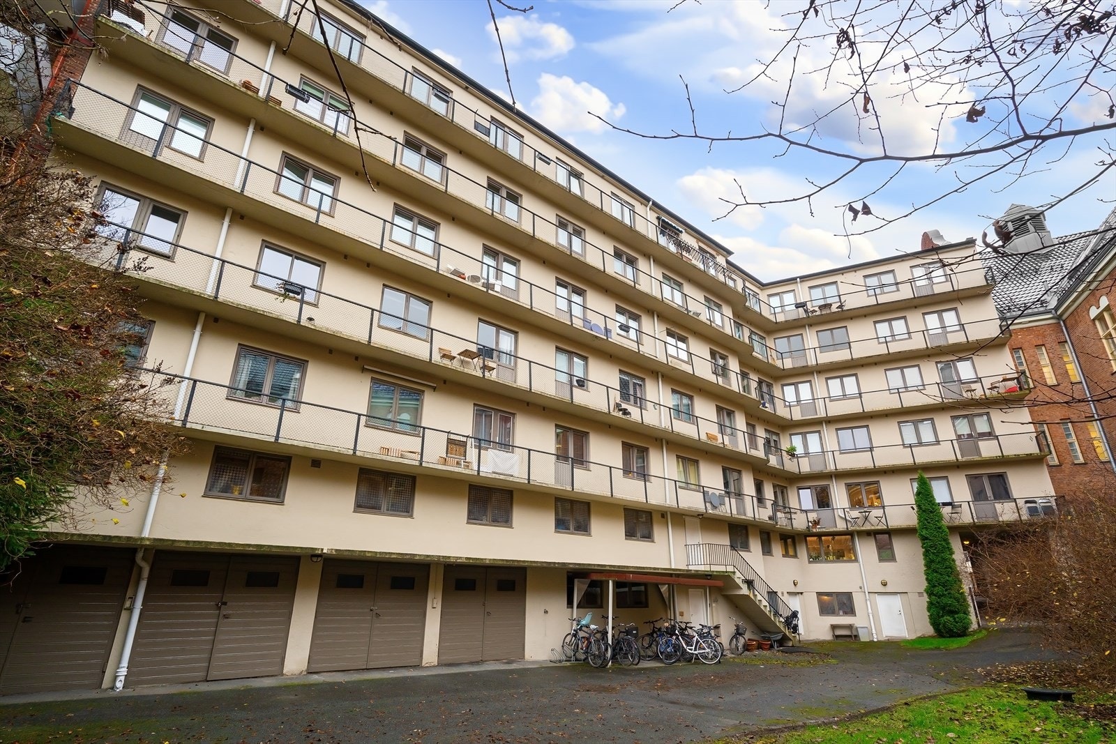 Selskapet har oppvarmet sykkelbod. Det er 3 oppvarmede garasjeplasser med mulighet for leie etter venteliste, i umiddelbar nærhet. Galleribilde