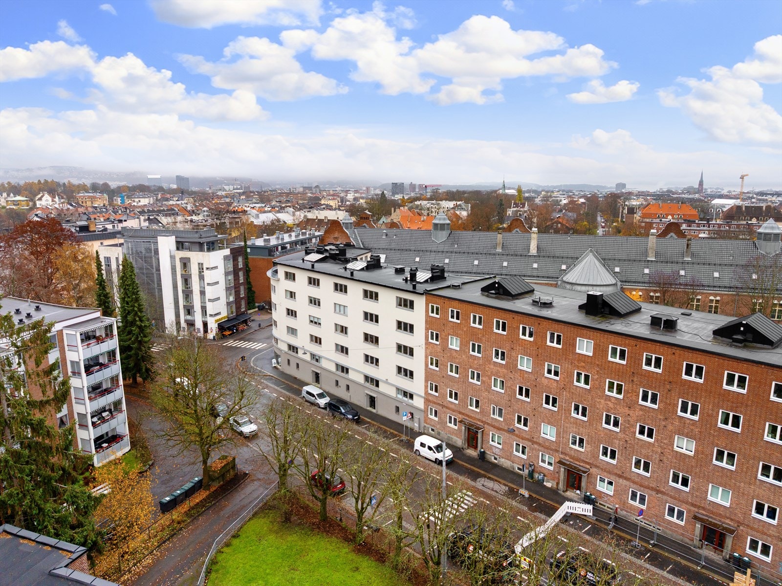 Rett over gata er Bunnpris(søndagsåpent). Det er god tilgang på beborparkering i sone B. Galleribilde