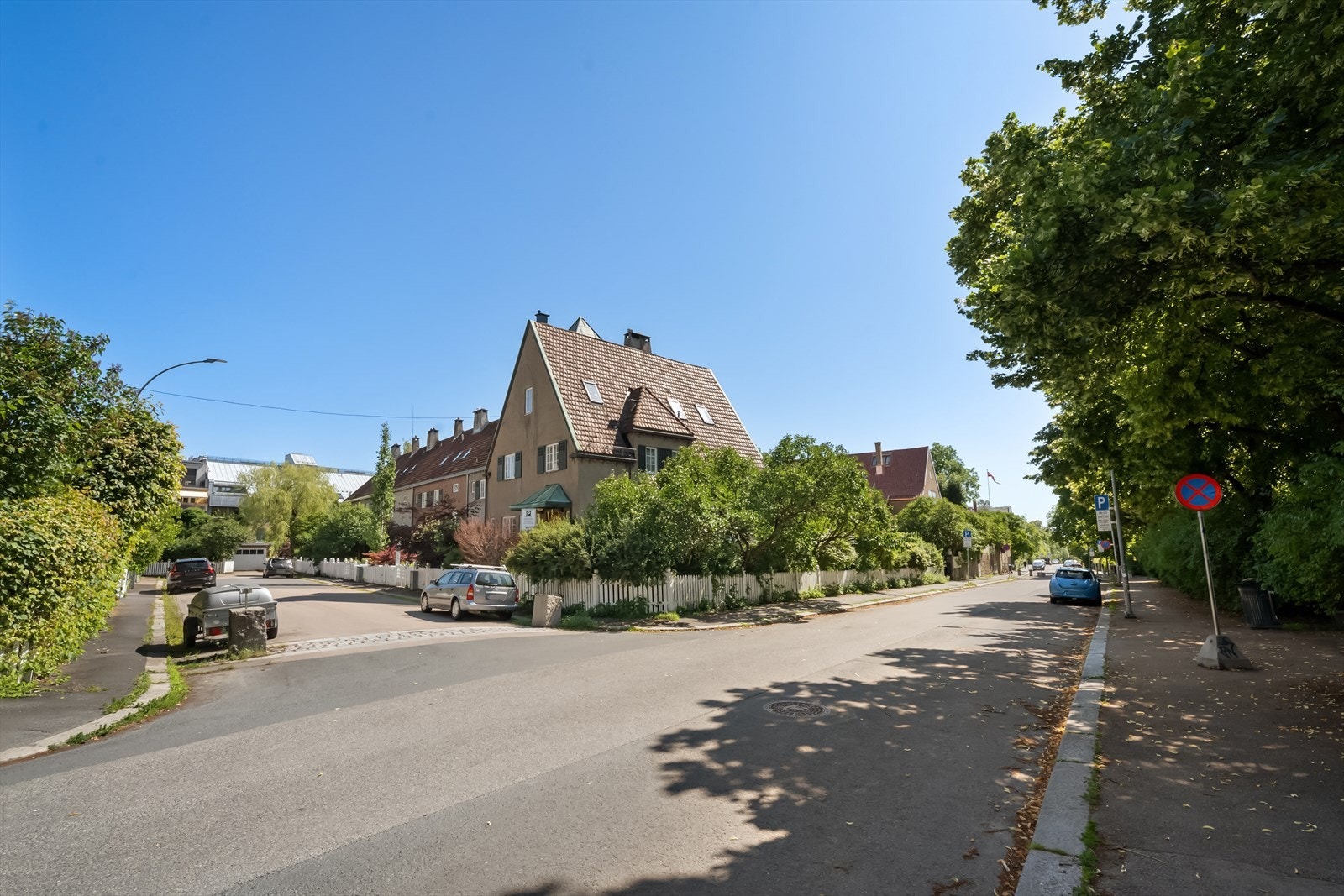 Gaten om sommeren. Et særdeles attraktivt boligområde på Adamstuen/Fagerborg med et rikt utvalg av servicetilbud og fasiliteter i umiddelbar nærhet. Galleribilde