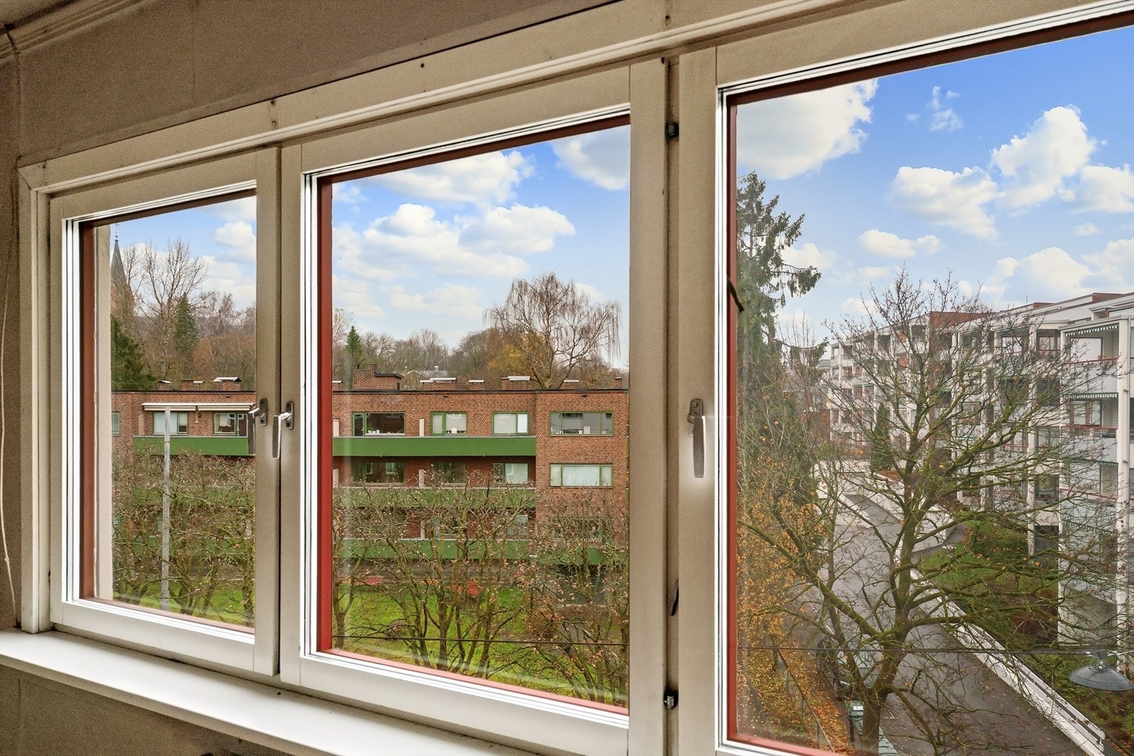 Det er hyggelig, åpent utsyn og god avstand til neste bygg. Galleribilde