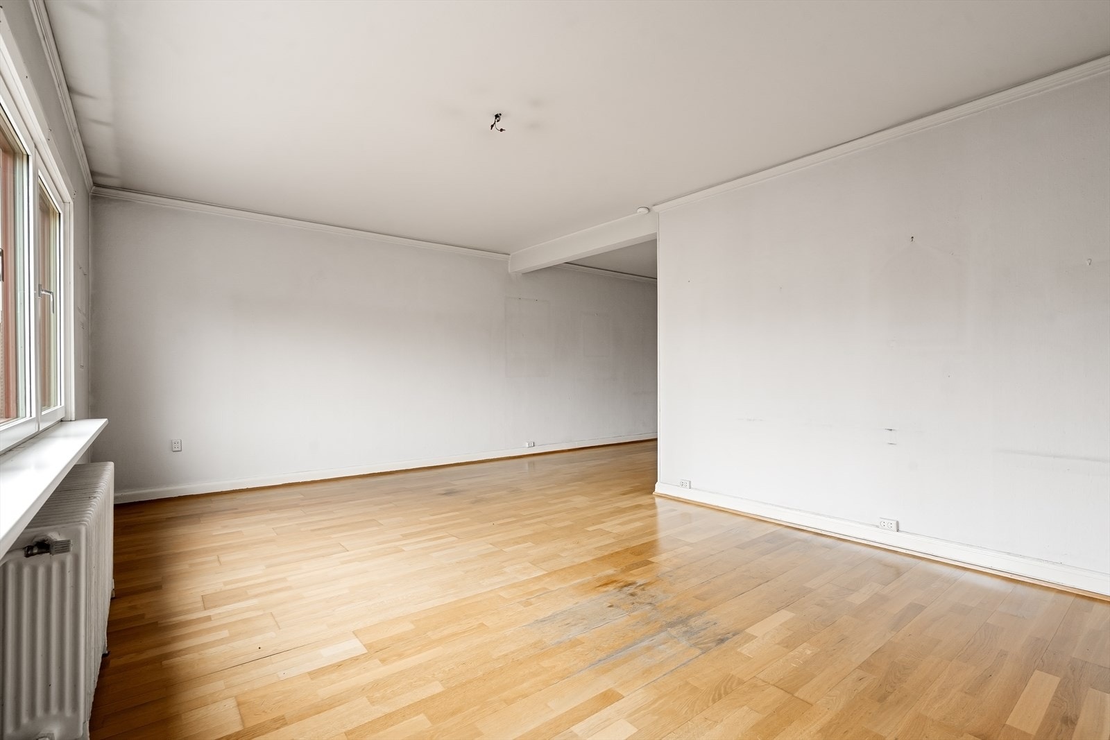 Stuen har plass til både sofa- og spisegruppe. Galleribilde