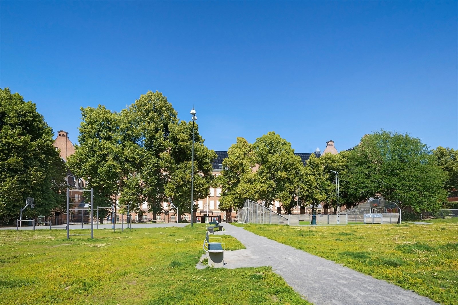 Ca. 200 meter til Sophus Bugges Plass, med tuftepark, Fagerborg skole og barnehage. Galleribilde